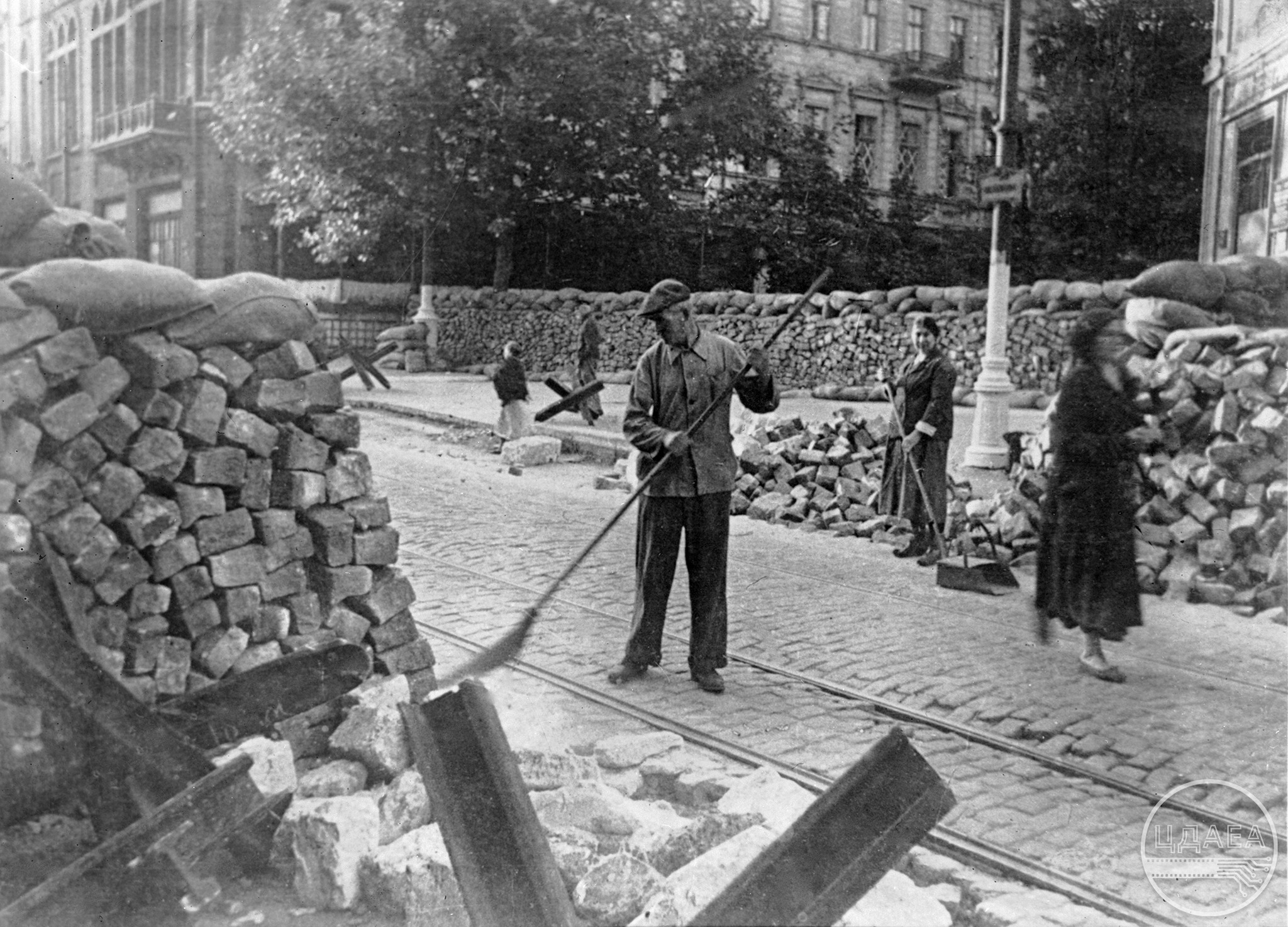 Барикади на одній з вулиць Одеси під час оборони міста. Вересень 1941 р..jpg