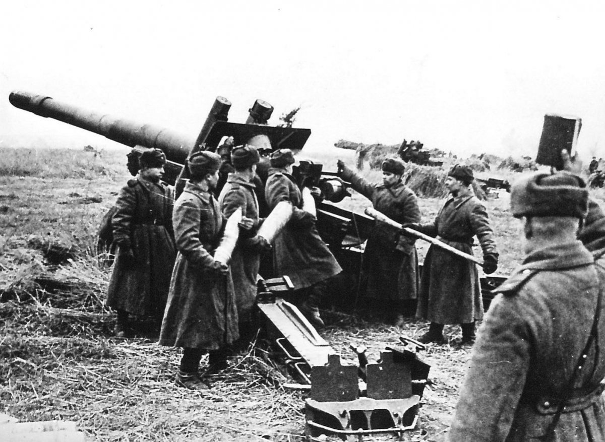 Batareya-sovetskih-152mm-ML30-pod-Berlinom_ViktorTjomin_aprel1945.jpg