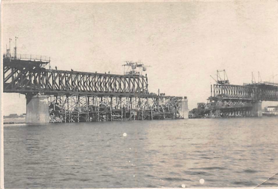 Bau der gesprengte Dneprbrücke in Dnepropetrowsk.jpg