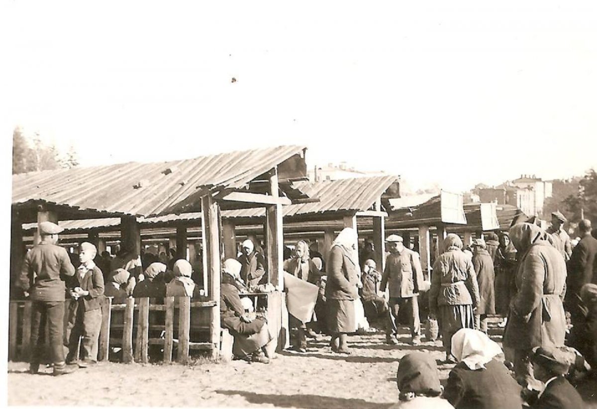 Базар «Каліча». Торгівельні ряди. Нижня частина базару. Фото жовтня 1943 р. ув.1,5х.JPG