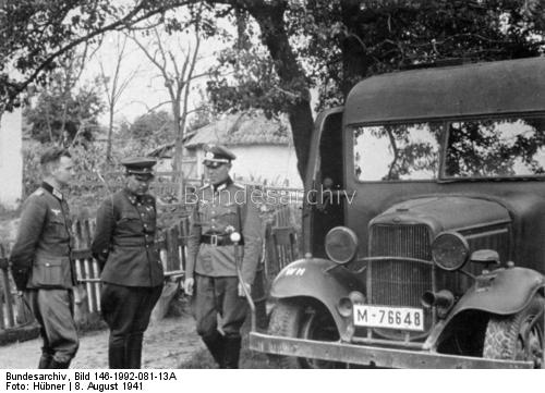 Befragung des russischen Generalleutnats Iwan N. Musyschenko (Mitte).jpg
