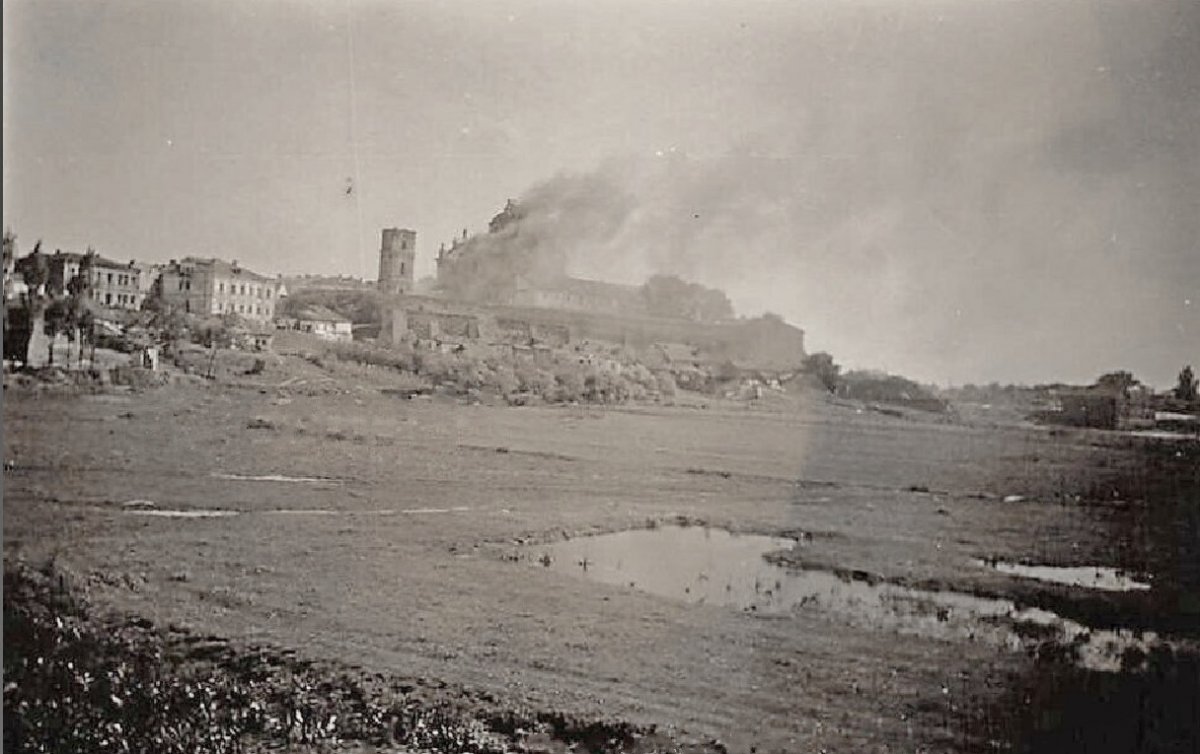 Бердичев Горящий монастырь (Brennende Kloster in Berditschew) июль 1941 г..jpg