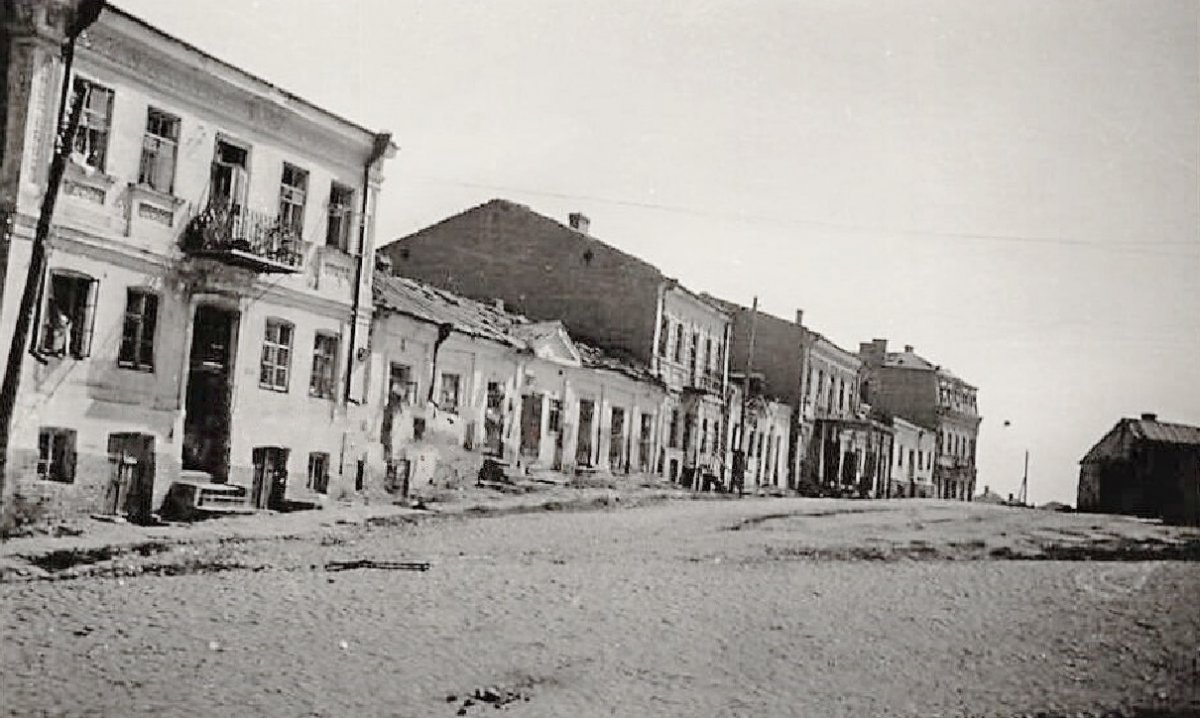 Бердичев (Straße mit Marktplatz in Berditschew) 1941-1943 г..jpg