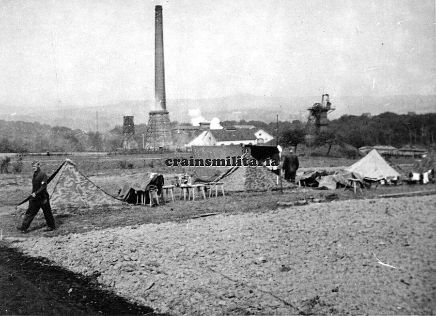 Biwak Soldaten bei Fabrik Industrie in BERDITSCHEW Ukraine 1941.jpg