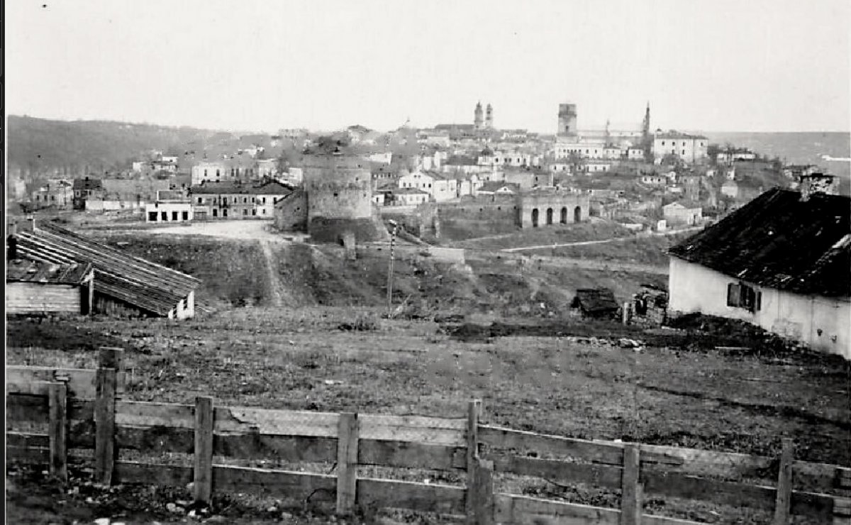 Blick auf zerstörte Burg Kamenez-Podolsk) 1941-1943 г..jpg