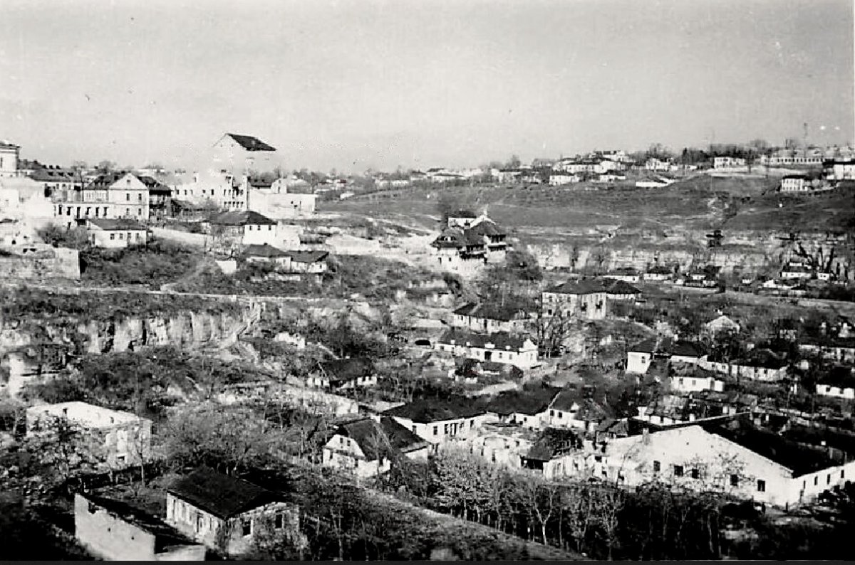 Blick auf zerstörte Häuser in Kamenez-Podolsk) 1941-1943 г..jpg