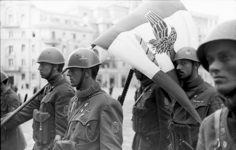 Бойцы 10-й флотилии на параде в Риме. 1944 год.jpg