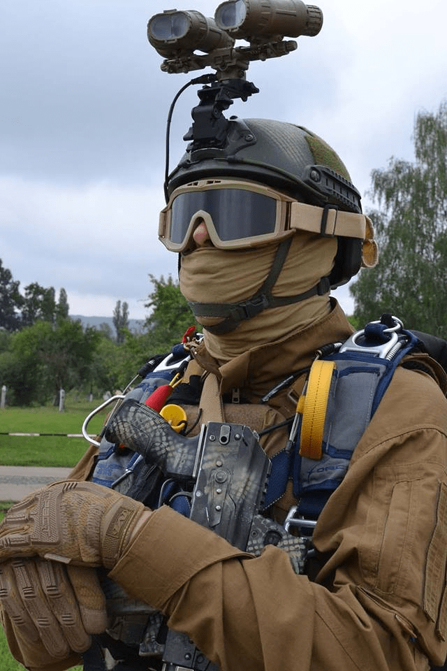 Боєць-ССО-з-приладом-нічного-бачення-GPNVG-18.png