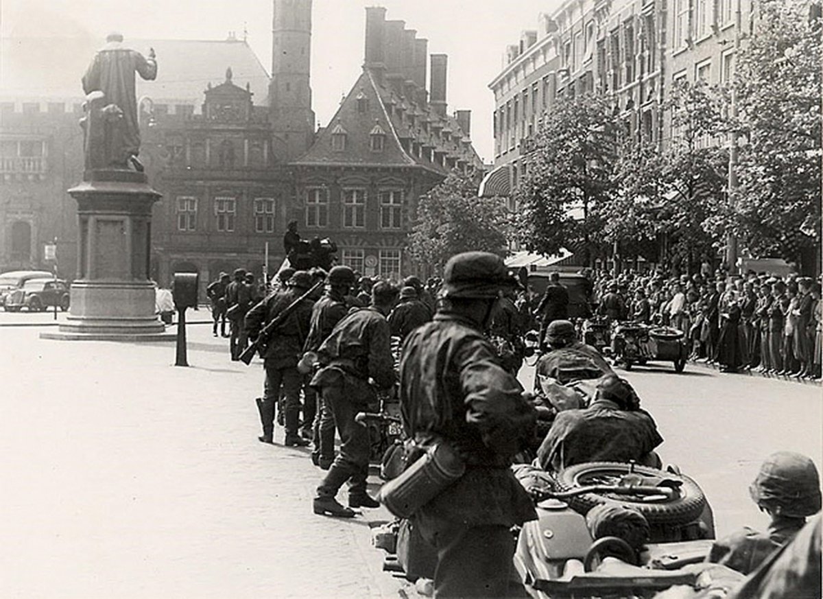 Bundesarchiv world war II Waffen SS - Leibstandarte Adolf Hitler in Haarlem.jpg