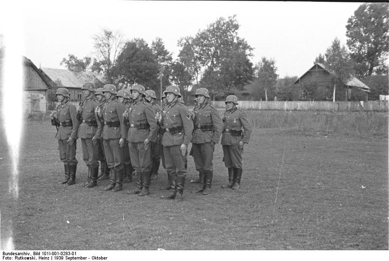 Bundesarchiv_Bild_101I-001-0283-01_252C_Wehrmachtsoldaten_bei_Ausbildung.jpg