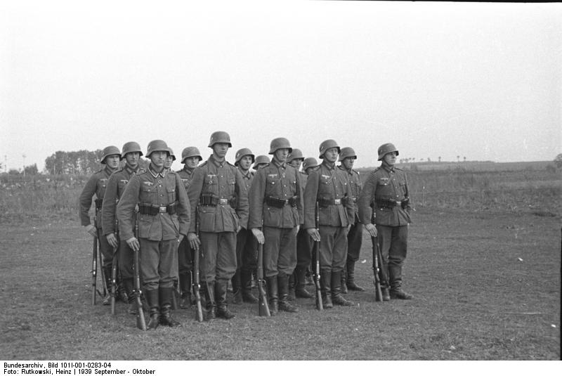 Bundesarchiv_Bild_101I-001-0283-04_252C_Wehrmachtsoldaten_bei_Ausbildung.jpg