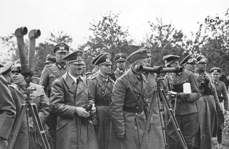 Bundesarchiv_Bild_101I-013-0064-35,_Polen,_Bormann,_Hitler,_Rommel,_v._Reichenau.jpg