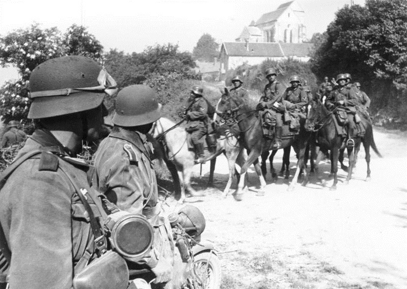 Bundesarchiv_Bild_101I-054-1525-26,_Frankreich,_Kavallerie_am_Ausgang_eines_Dorfes.jpg