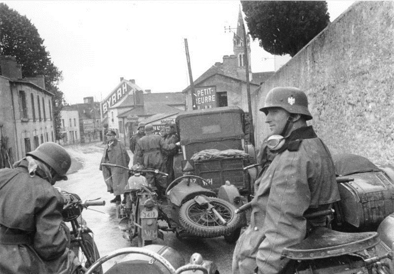 Bundesarchiv_Bild_101I-057-1669-15,_Frankreich,_Kradfahrer_bei_Rast_in_Ortschaft.jpg