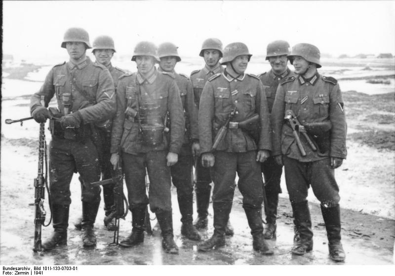 Bundesarchiv_Bild_101I-133-0703-01,_Polen,_Trupp_deutscher_Infanterie_im_Winter.jpg