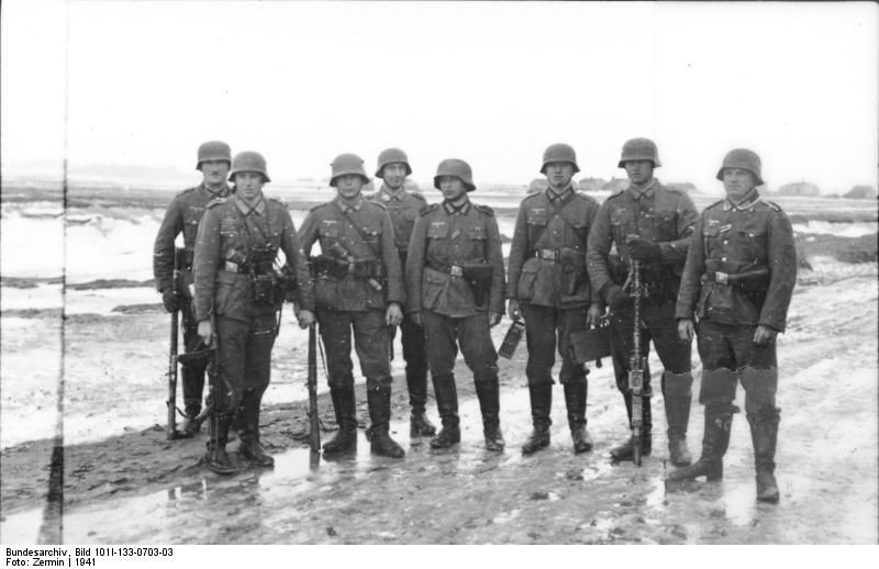 Bundesarchiv_Bild_101I-133-0703-03,_Polen,_Trupp_deutscher_Infanterie_im_Winter.jpg