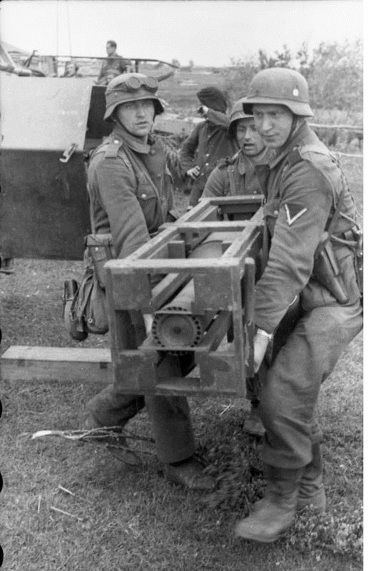 Bundesarchiv_Bild_101I-216-0417-05,_Russland,_schwerer_Wurfrahmen_an_Schützenpanzer.jpg
