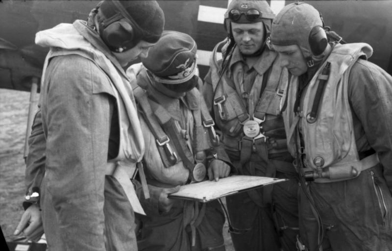 Bundesarchiv_Bild_101I-373-2619-21A,_Frankreich,_Flugzeugbesatzung,_Besprechung.jpg