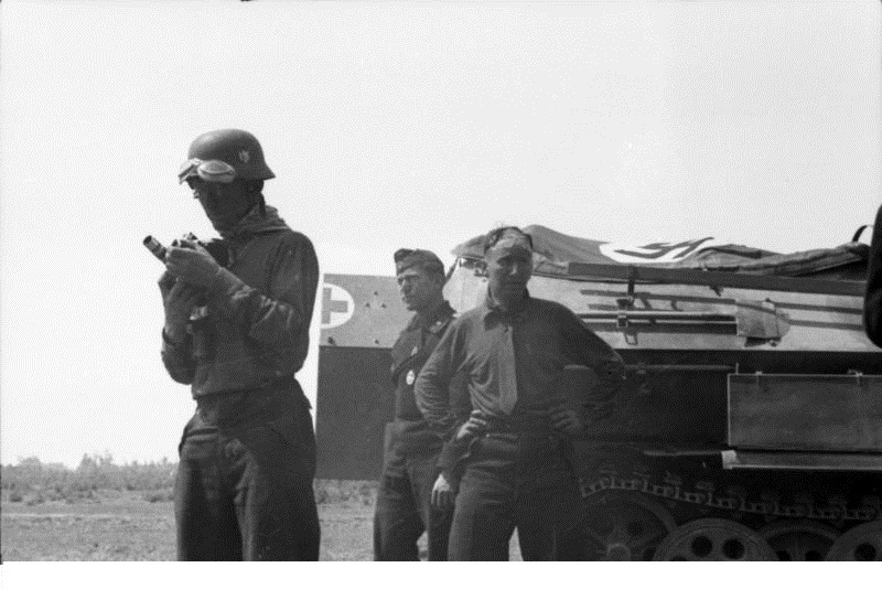 Bundesarchiv_Bild_101I-534-0009-13,_Russland,_Panzersoldaten_bei_Halt_von_Schützenpanzerwagen.jpg