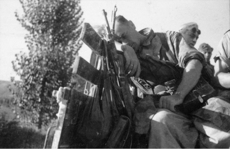 Bundesarchiv_Bild_101I-567-1503D-21,_Italien,_Abruzzen._Abmarsch_Fallschirmjäger.jpg