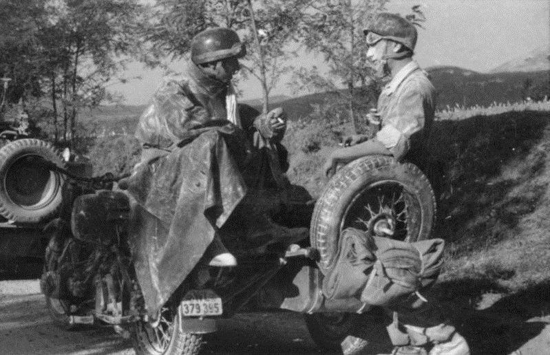 Bundesarchiv_Bild_101I-567-1503D-26,_Italien,_Abruzzen._Abmarsch_Fallschirmjäger.jpg