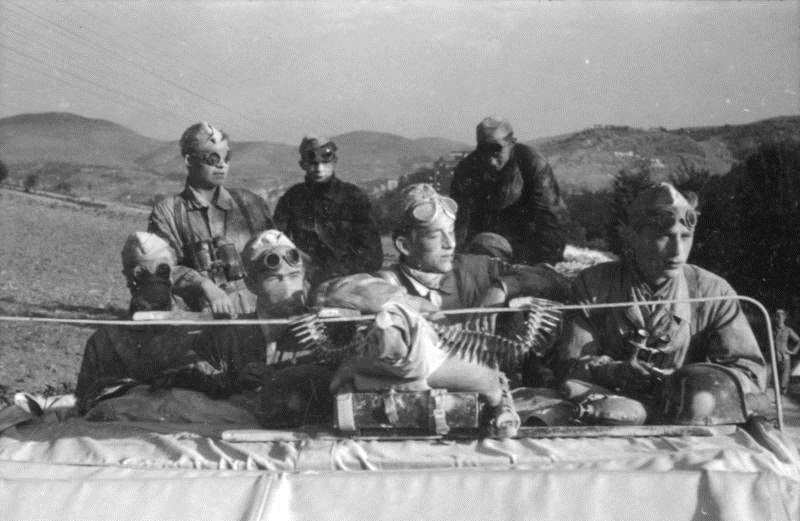 Bundesarchiv_Bild_101I-567-1503D-36,_Italien,_Abruzzen._Abmarsch_Fallschirmjäger.jpg