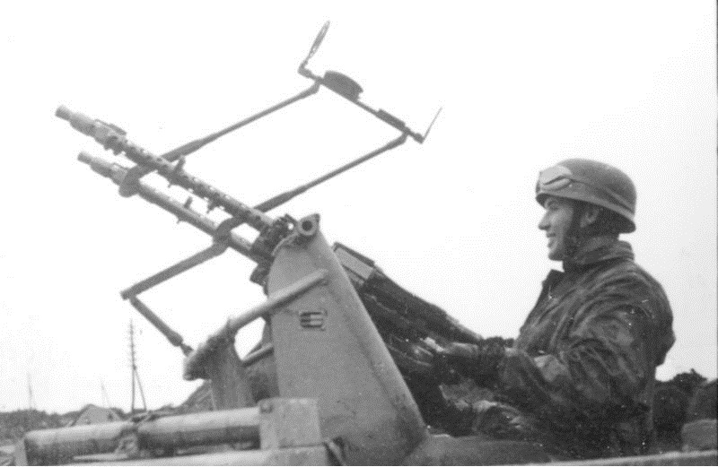 Bundesarchiv_Bild_101I-567-1503E-25,_San_Felice,_Inspektion_von_Fallschirmtruppen.jpg