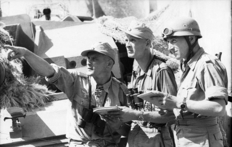 Bundesarchiv_Bild_101I-567-1510-33,_Italien,_Fallschirmjäger,_Major_Reinhard_Egger.jpg