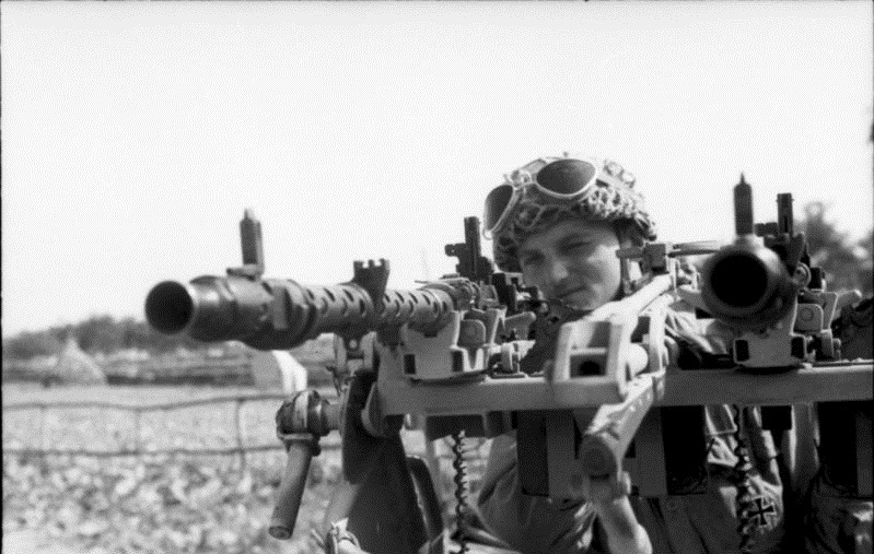 Bundesarchiv_Bild_101I-570-1612-33,_Italien,_Fallschirmjäger_am_MG.jpg