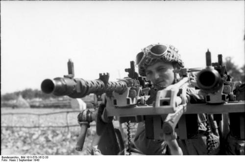 Bundesarchiv_Bild_101I-570-1612-33__Italien__Fallschirmj__ger_am_MG.jpg