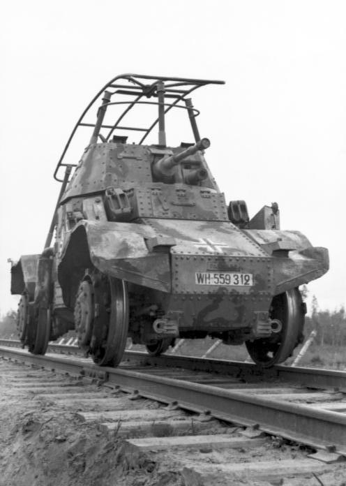 Bundesarchiv_Bild_101I-639-4252-20A,_Im_Osten,_Schienen-Spähpanzer_Panhard_P178.jpg