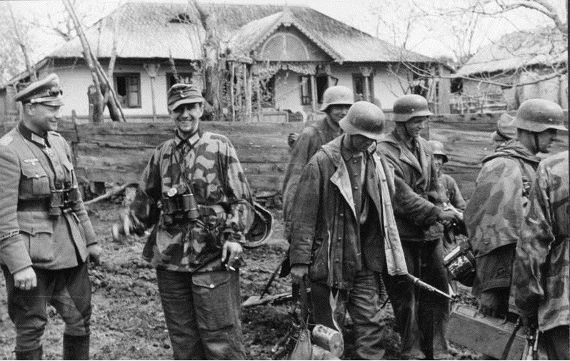 Bundesarchiv_Bild_101I-711-0428-30A,_Russland-Süd,_Oberst_Lorenz_mit_Soldaten.jpg