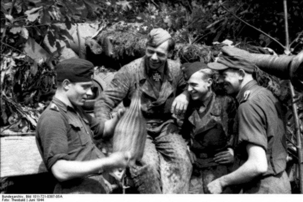 Bundesarchiv_Bild_101I-721-0387-05A_Frankreich_SS-Panzersoldaten_vor_Panzer_zps9958b6f5.jpg