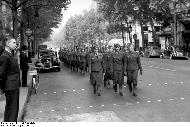 Bundesarchiv_Bild_101I-768-0147-15,_Paris,_Wehrmachtshelferinnen.jpg