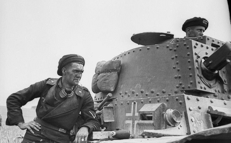 Bundesarchiv_Bild_101I-769-0229-26,_Frankreich,_Panzersoldat,_Panzer_38(t).jpg