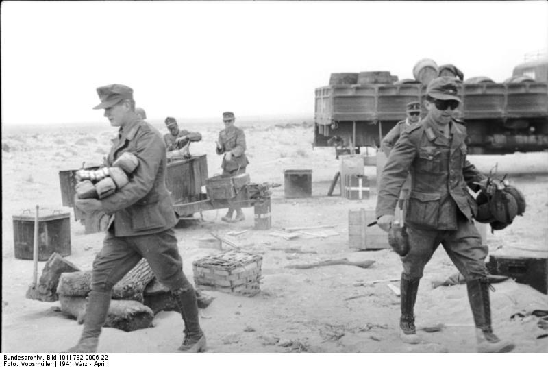 Bundesarchiv_Bild_101I-782-0006-22,_Nordafrika,_Nachschub,_Soldaten_mit_Feldflaschen.jpg