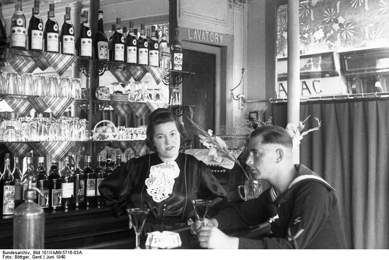 Bundesarchiv_Bild_101II-MW-5716-03A_252C_Cherbourg_252C_Matrose_mit_Barfrau.jpg