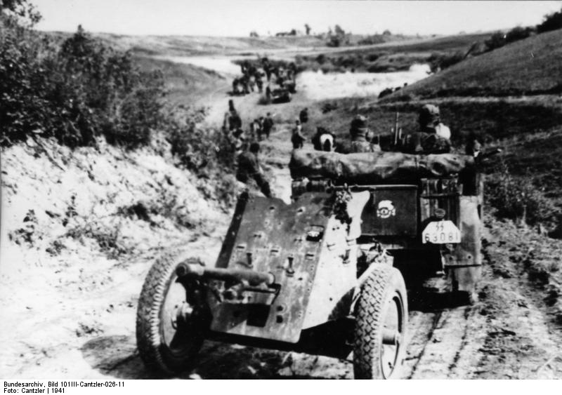 Bundesarchiv_Bild_101III-Cantzler-026-11_252C_Russland_252C_motorisierte_Einheit.jpg