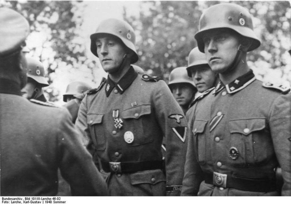 Bundesarchiv_Bild_101III-Lerche-46-02_Frankreich_Ordensverleihung_an_Waffen-SS_1_zpsd9af3d68.jpg