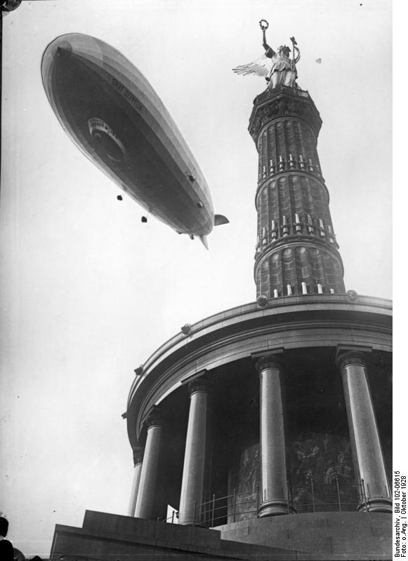 Bundesarchiv_Bild_102-06615,_Berlin,__Graf_Zeppelin__über_der_Siegessäule.jpg