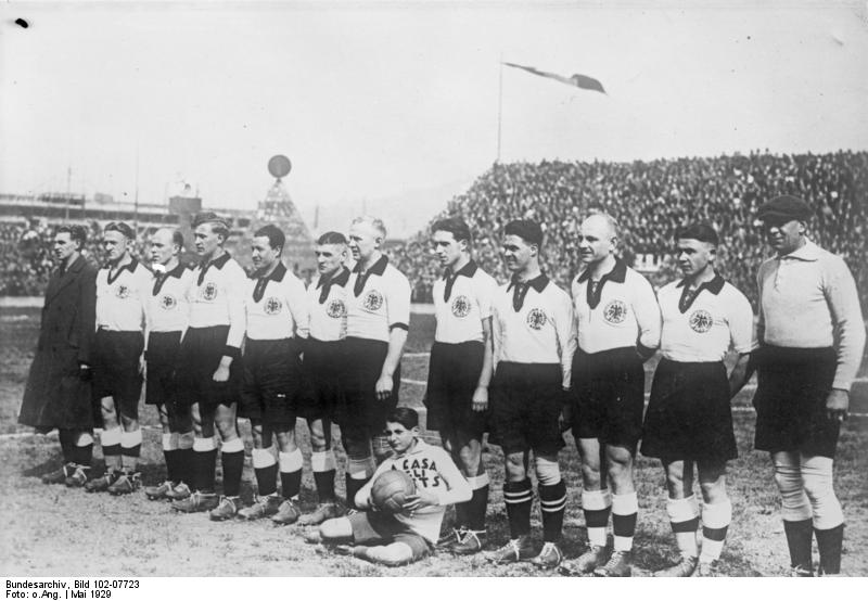 Bundesarchiv_Bild_102-07723_252C_Mailand_252C_Fussballspiel_Italien-Deutschland.jpg