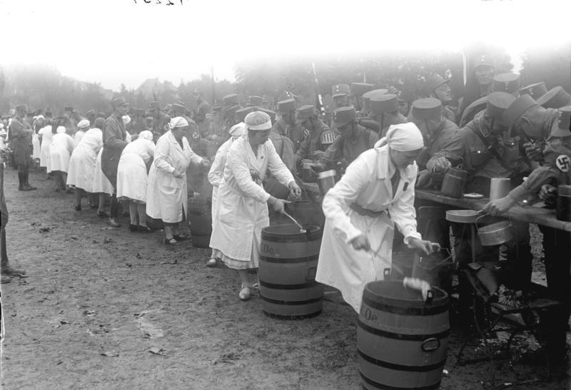 Bundesarchiv_Bild_102-12259_252C_Gera_252C_Hitlertag_252C_Verpflegung_der_Teilnehmer.jpg