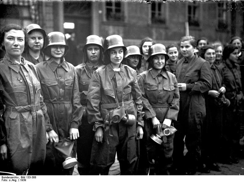 Bundesarchiv_Bild_133-388_252C_Worms_252C_Luftschutzhelferinnen.jpg