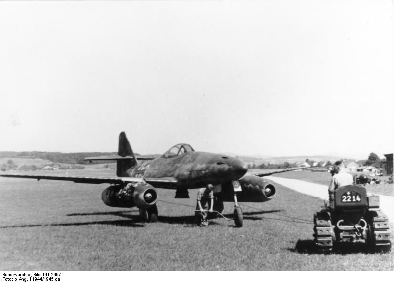 Bundesarchiv_Bild_141-2497_252C_Flugzeug_Me_262A_auf_Flugplatz.jpg