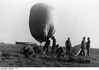Bundesarchiv_Bild_146-1971-080-32,_Westfront,_Flugblatt-Abwurf_vom_Ballon.jpg