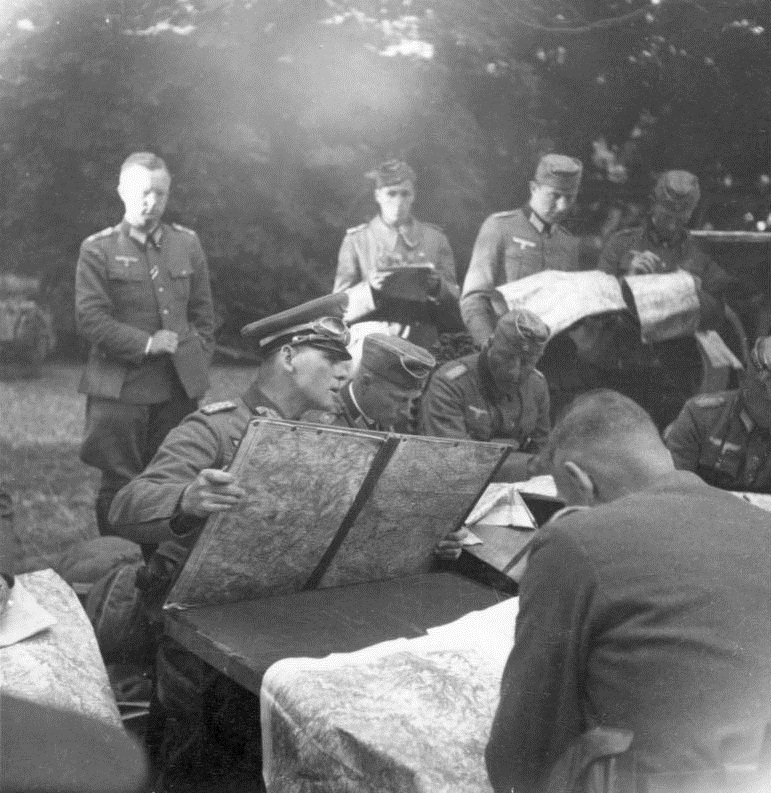 Bundesarchiv_Bild_146-1972-045-02,_Frankreich,_Erwin_Rommel_und_Offiziere_mit_Karten.jpg