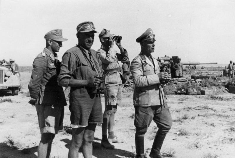 Bundesarchiv_Bild_146-2002-010-05A,_Nordafrika,_Rommel_bei_El_Alamein.jpg