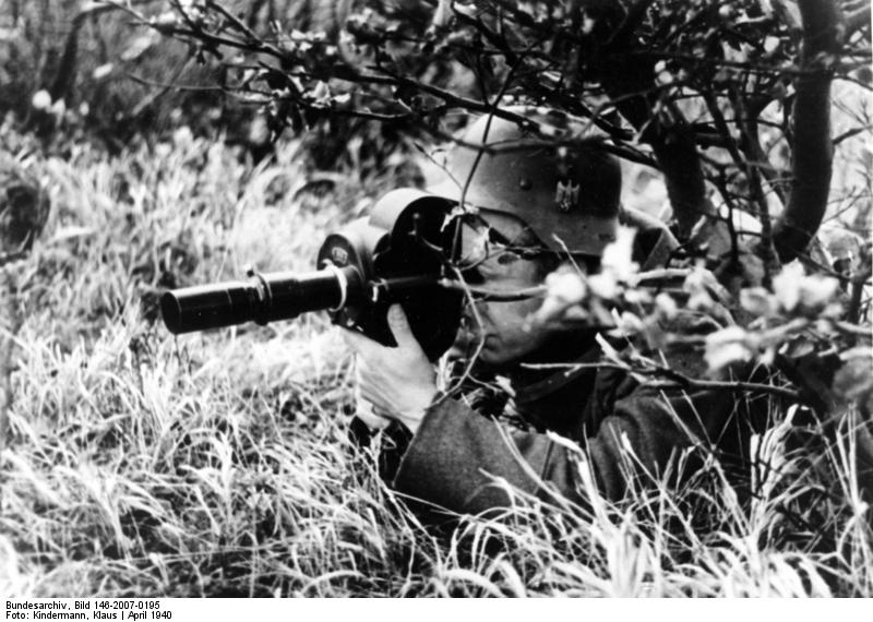 Bundesarchiv_Bild_146-2007-0195_252C_Filmberichter_mit_Handkamera.jpg