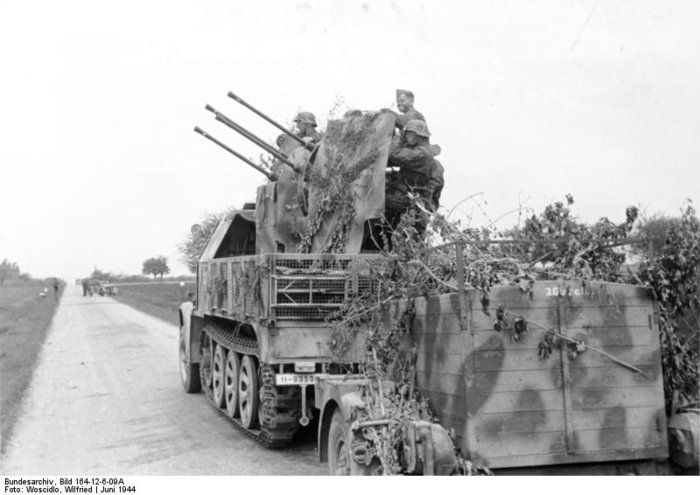 Bundesarchiv_Bild_164-12-6-09A%2C_Frankreich%2C_Vierlings-Flak_auf_Zugkraftwagen.jpg