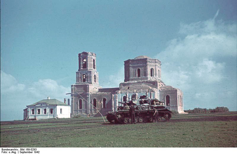 Bundesarchiv_Bild_169-0293,_Bei_Stalingrad,_Panzer_IV_vor_Kirche.jpg